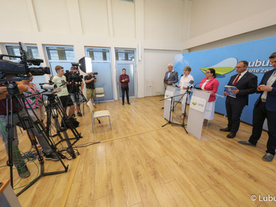 Uczestnicy konferencji prasowej na temat interwencji ws. katastrofy ekologicznej w Odrze oraz odpowiedzi na pismo Rzecznika Praw Obywatelskich