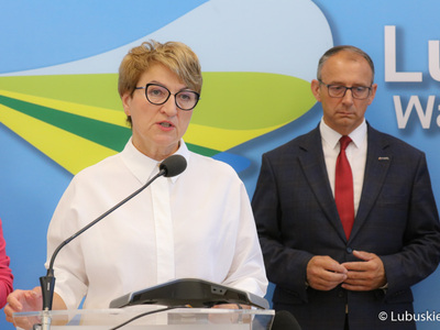 Marszałek Województwa Lubuskiego Elzbieta Anna Polak (przy mikrofonie) na konferencji prasowej na temat interwencji ws. katastrofy ekologicznej w Odrze oraz odpowiedzi na pismo Rzecznika Praw Obywatelskich
