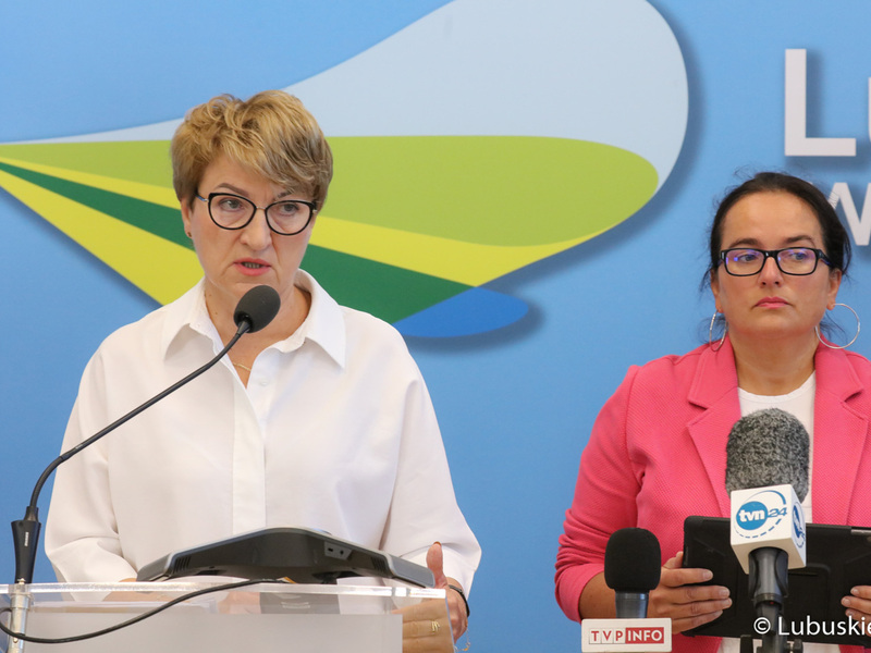 Marszałek Województwa Lubuskiego Elzbieta Anna Polak (przy mikrofonie) na konferencji prasowej na temat interwencji ws. katastrofy ekologicznej w Odrze oraz odpowiedzi na pismo Rzecznika Praw Obywatelskich. Z tyłu posłanka RP Anita Kucharska Dziedzic.