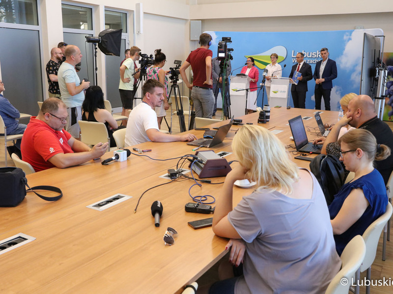 Uczestnicy konferencji prasowej na temat interwencji ws. katastrofy ekologicznej w Odrze oraz odpowiedzi na pismo Rzecznika Praw Obywatelskich