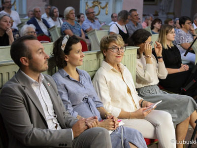 Marszałek Województwa Lubuskiego Elżbieta Anna Polak (w białym) oraz Burmistrz Świebodzina Tomasz Sielicki (z lewej) na koncercie międzynarodowego festiwalu muzyki dawnej "Muzyka w Raju" w Paradyżu. 
