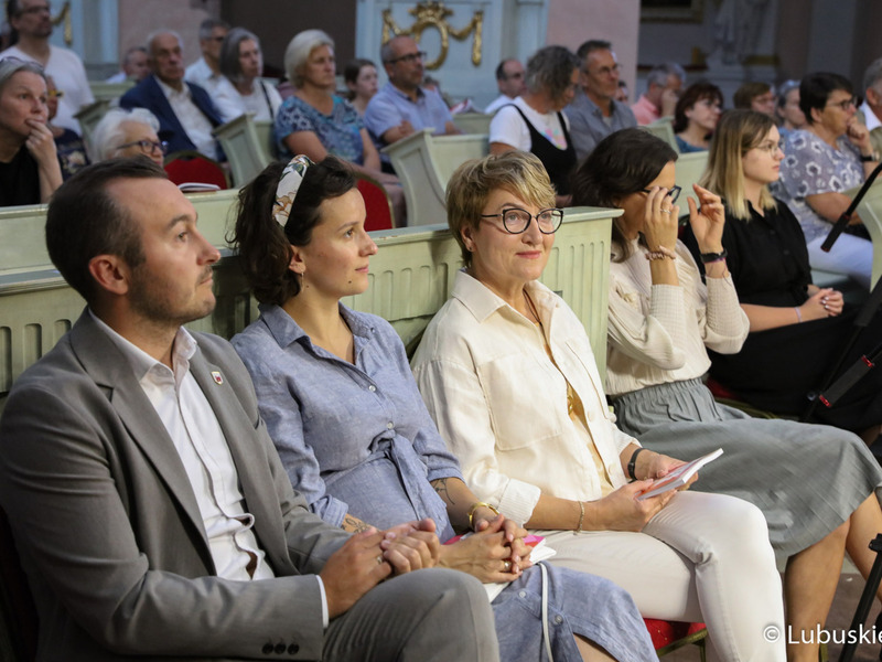 Marszałek Województwa Lubuskiego Elżbieta Anna Polak (w białym) oraz Burmistrz Świebodzina Tomasz Sielicki (z lewej) na koncercie międzynarodowego festiwalu muzyki dawnej "Muzyka w Raju" w Paradyżu.