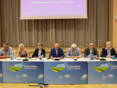 Spotkanie przedstawicieli lubuskiego samorządu, Polskiego Związku Wędkarskiego, policji, straży pożarnej oraz społeczników poświęcone katastrofie ekologicznej w Odrze. 