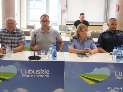 Spotkanie przedstawicieli lubuskiego samorządu, Polskiego Związku Wędkarskiego, policji, straży pożarnej oraz społeczników poświęcone katastrofie ekologicznej w Odrze. 
