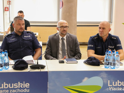 Spotkanie przedstawicieli lubuskiego samorządu, Polskiego Związku Wędkarskiego, policji, straży pożarnej oraz społeczników poświęcone katastrofie ekologicznej w Odrze. 