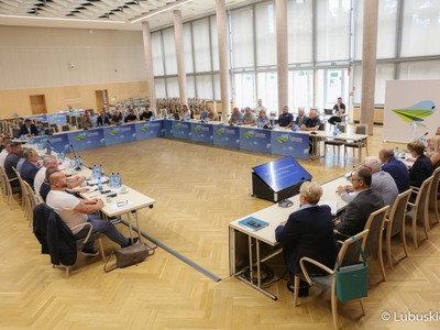 Spotkanie przedstawicieli lubuskiego samorządu, Polskiego Związku Wędkarskiego, policji, straży pożarnej oraz społeczników poświęcone katastrofie ekologicznej w Odrze. 