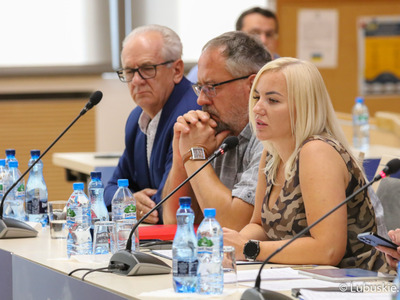 Spotkanie przedstawicieli lubuskiego samorządu, Polskiego Związku Wędkarskiego, policji, straży pożarnej oraz społeczników poświęcone katastrofie ekologicznej w Odrze. 