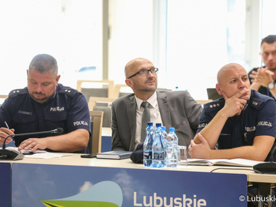Spotkanie przedstawicieli lubuskiego samorządu, Polskiego Związku Wędkarskiego, policji, straży pożarnej oraz społeczników poświęcone katastrofie ekologicznej w Odrze. 
