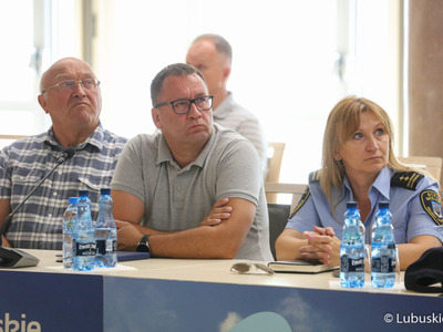 Spotkanie przedstawicieli lubuskiego samorządu, Polskiego Związku Wędkarskiego, policji, straży pożarnej oraz społeczników poświęcone katastrofie ekologicznej w Odrze. 