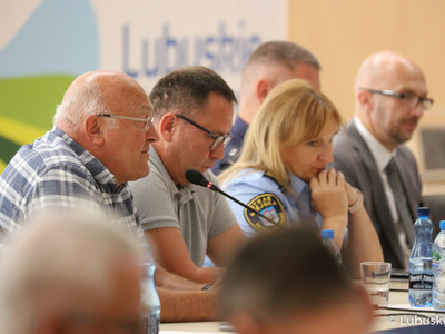 Spotkanie przedstawicieli lubuskiego samorządu, Polskiego Związku Wędkarskiego, policji, straży pożarnej oraz społeczników poświęcone katastrofie ekologicznej w Odrze. 