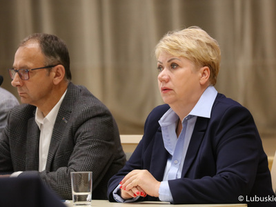 Spotkanie przedstawicieli lubuskiego samorządu, Polskiego Związku Wędkarskiego, policji, straży pożarnej oraz społeczników poświęcone katastrofie ekologicznej w Odrze. 