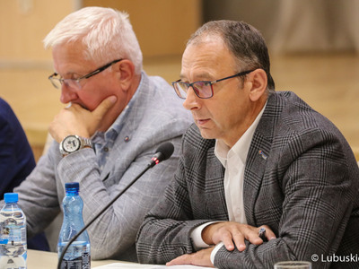 Spotkanie przedstawicieli lubuskiego samorządu, Polskiego Związku Wędkarskiego, policji, straży pożarnej oraz społeczników poświęcone katastrofie ekologicznej w Odrze. 