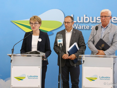Briefing prasowy nt. katastrofy ekologicznej w Odrze. Od lewej: marszałek woj. lubuskiego Elżbieta Anna Polak, burmistrz Krosna Odrz. Marek Cebula, senator RP Wadim Tyszkiewicz