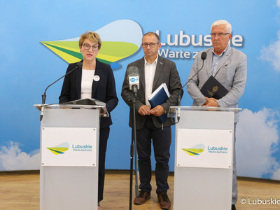 Briefing prasowy nt. katastrofy ekologicznej w Odrze. Od lewej: marszałek woj. lubuskiego Elżbieta Anna Polak, burmistrz Krosna Odrz. Marek Cebula, senator RP Wadim Tyszkiewicz