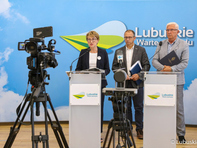 Briefing prasowy nt. katastrofy ekologicznej w Odrze. Od lewej: marszałek woj. lubuskiego Elżbieta Anna Polak, burmistrz Krosna Odrz. Marek Cebula, senator RP Wadim Tyszkiewicz