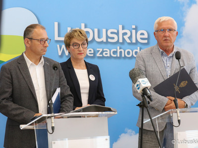 Briefing prasowy nt. katastrofy ekologicznej w Odrze. Od lewej: burmistrz Krosna Odrz. Marek Cebula, marszałek woj. lubuskiego Elżbieta Anna Polak oraz senator RP Wadim Tyszkiewicz