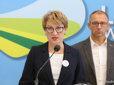 Marszałek Elżbieta Anna Polak oraz burmistrz Krosna Odrz. Marek Cebula na briefingu prasowym nt. katastrofy ekologicznej w Odrze. 