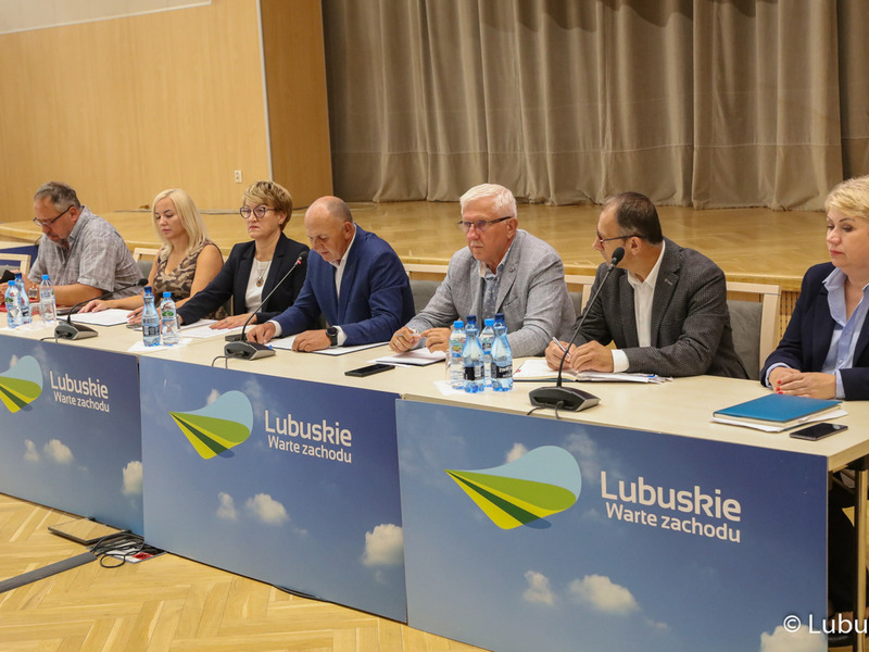 Spotkanie przedstawicieli lubuskiego samorządu, Polskiego Związku Wędkarskiego, policji, straży pożarnej oraz społeczników poświęcone katastrofie ekologicznej w Odrze.