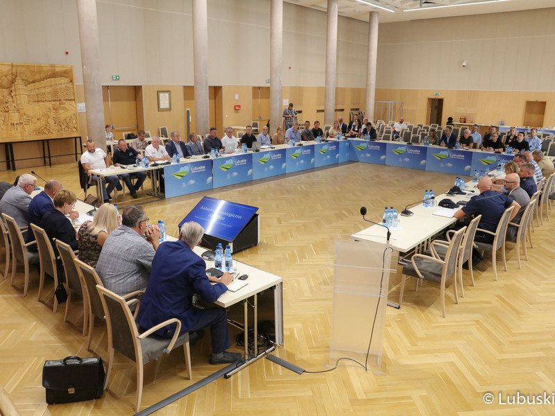 Spotkanie przedstawicieli lubuskiego samorządu, Polskiego Związku Wędkarskiego, policji, straży pożarnej oraz społeczników poświęcone katastrofie ekologicznej w Odrze.