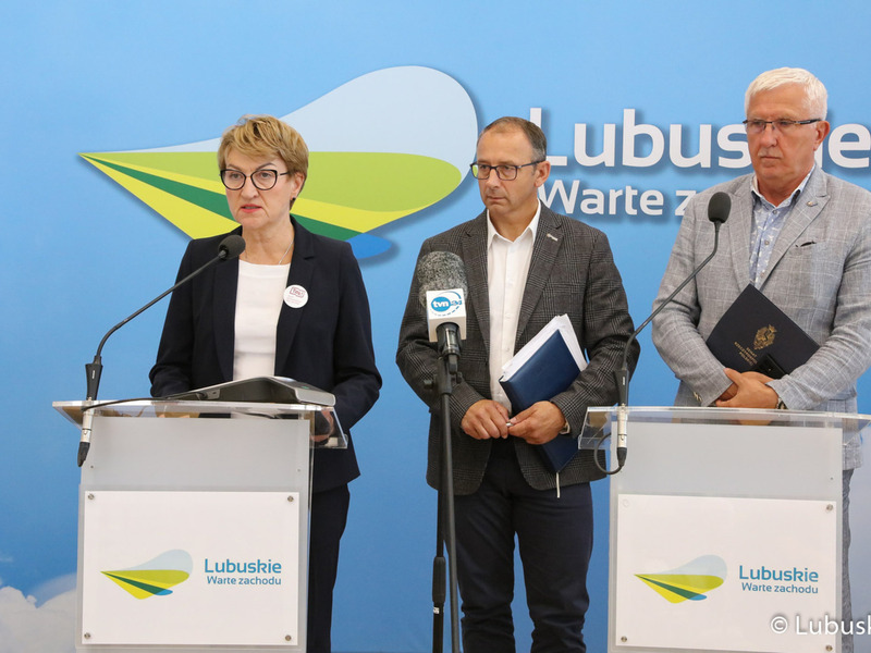 Briefing prasowy nt. katastrofy ekologicznej w Odrze. Od lewej: marszałek woj. lubuskiego Elżbieta Anna Polak, burmistrz Krosna Odrz. Marek Cebula, senator RP Wadim Tyszkiewicz
