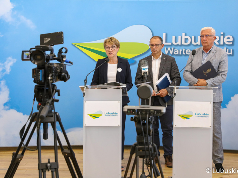 Briefing prasowy nt. katastrofy ekologicznej w Odrze. Od lewej: marszałek woj. lubuskiego Elżbieta Anna Polak, burmistrz Krosna Odrz. Marek Cebula, senator RP Wadim Tyszkiewicz