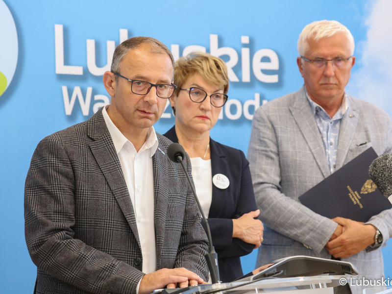 Briefing prasowy nt. katastrofy ekologicznej w Odrze. Od lewej: burmistrz Krosna Odrz. Marek Cebula, marszałek woj. lubuskiego Elżbieta Anna Polak oraz senator RP Wadim Tyszkiewicz