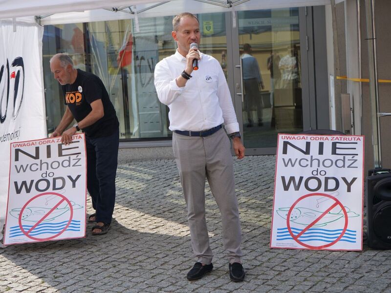 18 sierpnia 2022 r. Pikieta przed Sądem Rejonowym w Zielonej Górze w sprawie działań rządu wobec katastrofy ekologicznej na Odrze