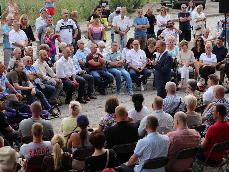 19 sierpnia 2022 r. Spotkanie z Donaldem Tuskiem w Krośnie Odrzańskim na temat katastrofy ekologicznej w Odrze