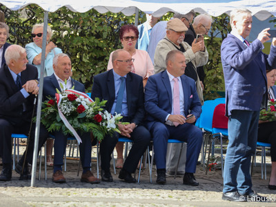 Uczestnicy uroczystości 83. rocznicy wybuchu II Wojny Światowej na Placu Bohaterów w Zielonej Górze. Na zdjęciu m.in. wicemarszałek Stanisław Tomczyszyn (trzeci z lewej) i Senator RP Robert Dowhan (po jego lewej ręce).