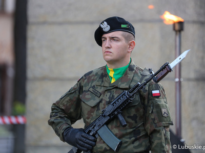 Uczestnicy uroczystości 83. rocznicy wybuchu II Wojny Światowej na Placu Bohaterów w Zielonej Górze