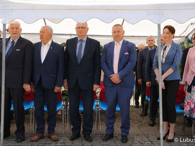 Uczestnicy uroczystości 83. rocznicy wybuchu II Wojny Światowej na Placu Bohaterów w Zielonej Górze. Na zdjęciu (trzeci z prawej) wicemarszałek Stanisław Tomczyszyn obok Senator RP Robert Dowhan.
