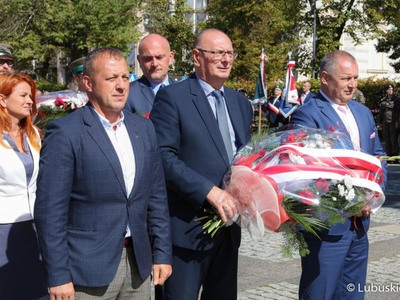 Wicemarszałek Stanisław Tomczyszyn składa kwiaty pod pomnikiem na Placu Bohaterów w Zielonej Górze. Z prawej Senator RP Robert Dowhan.