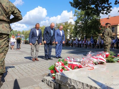 Uroczystości 83. rocznicy wybuchu II Wojny Światowej na Placu Bohaterów w Zielonej Górze. W środku wicemarszałek Stanisław Tomczyszyn, z prawej Senator RP Robert Dowhan.
