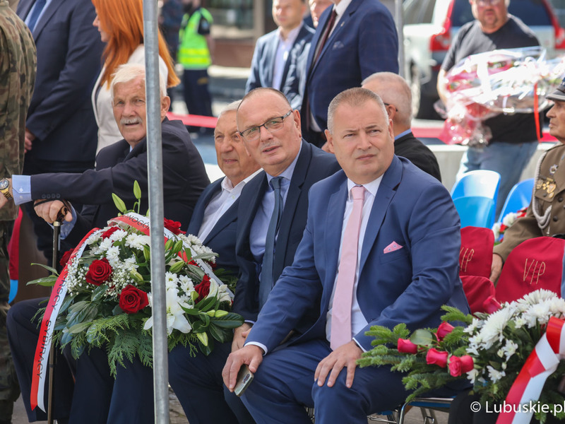 Uroczystości 83. rocznicy wybuchu II Wojny Światowej na Placu Bohaterów w Zielonej Górze. Na zdjęciu Senator RP Robert Dowhan (z prawej) i wicemarszałek Stanisław Tomczyszyn (obok).