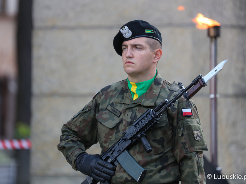 Uczestnicy uroczystości 83. rocznicy wybuchu II Wojny Światowej na Placu Bohaterów w Zielonej Górze