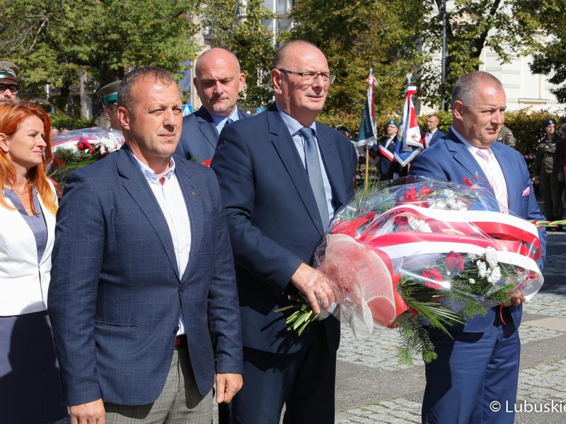 Wicemarszałek Stanisław Tomczyszyn składa kwiaty pod pomnikiem na Placu Bohaterów w Zielonej Górze. Z prawej Senator RP Robert Dowhan.