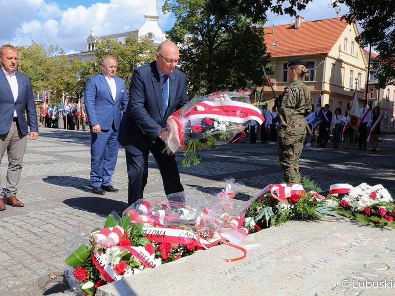 Wicemarszałek Stanisław Tomczyszyn składa kwiaty pod pomnikiem na Placu Bohaterów w Zielonej Górze