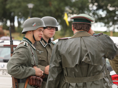 Pokaz militarny podczas otwarcia zmodernizowanego Muzeum Woldenberczyków w Dobiegniewie.