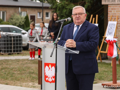 Członek zarządu województwa lubuskiego Tadeusz Jędrzejczak przemawia podczas uroczystego otwarcie Muzeum Woldenberczyków w Dobiegniewie.