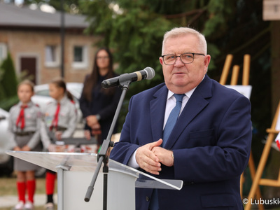 Członek zarządu województwa lubuskiego Tadeusz Jędrzejczak przemawia podczas uroczystego otwarcie Muzeum Woldenberczyków w Dobiegniewie.