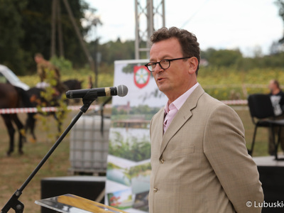 Grzegorz Stach, przedstawiciel Stowarzyszenia Fantom z Berlina, współorganizatora projektu modernizacji muzeum, przemawia podczas uroczystego otwarcia zmodernizowanego Muzeum Woldenberczyków w Dobiegniewie.