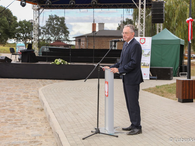 Prof. Wiesław Dembek, prezes Stowarzyszenia Woldenberczyków przemawia podczas uroczystego otwarcia zmodernizowanego Muzeum Woldenberczyków w Dobiegniewie.