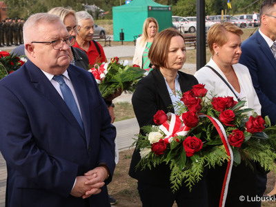 Członek zarządu województwa lubuskiego Tadeusz Jędrzejczak składa kwiaty na terenie Muzeum Woldenberczyków w Dobiegniewie.