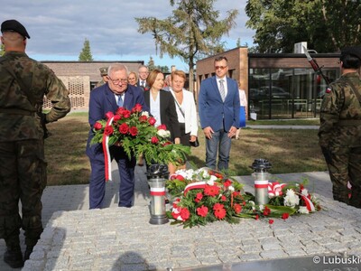 Członek zarządu województwa lubuskiego Tadeusz Jędrzejczak składa kwiaty na terenie Muzeum Woldenberczyków w Dobiegniewie.