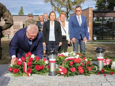 Członek zarządu województwa lubuskiego Tadeusz Jędrzejczak składa kwiaty na terenie Muzeum Woldenberczyków w Dobiegniewie.