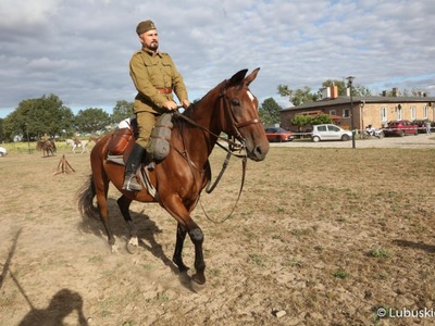 Pokaz militarny podczas otwarcia zmodernizowanego Muzeum Woldenberczyków w Dobiegniewie.