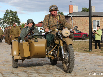 Pokaz militarny podczas otwarcia zmodernizowanego Muzeum Woldenberczyków w Dobiegniewie.