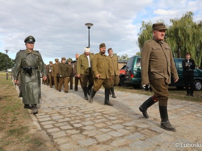 Pokaz militarny podczas otwarcia zmodernizowanego Muzeum Woldenberczyków w Dobiegniewie.