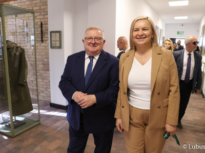 Członek zarządu województwa lubuskiego Tadeusz Jędrzejczak oraz burmistrz Dobiegniewa Sylwia Łaźniewska zwiedzają zmodernizowane Muzeum Woldenberczyków w Dobiegniewie.