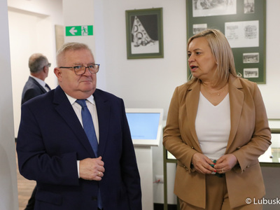 Członek zarządu województwa lubuskiego Tadeusz Jędrzejczak oraz burmistrz Dobiegniewa Sylwia Łaźniewska zwiedzają zmodernizowane Muzeum Woldenberczyków w Dobiegniewie.